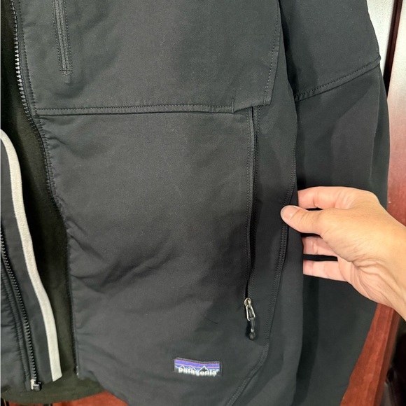 Men’s Patagonia Black Performance Jacket with Sporty Design - Picture 5 of 11